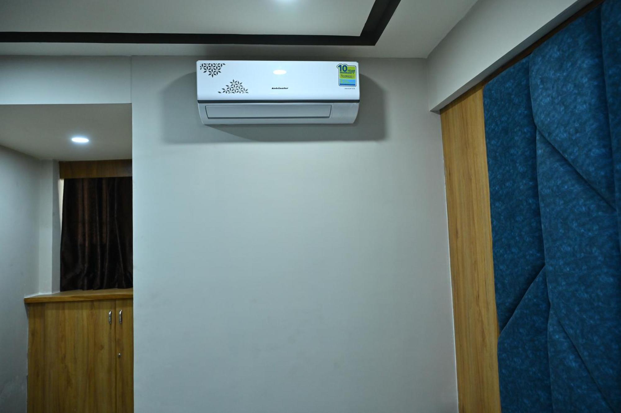 Hotel Sury Villa Ahmedabad Esterno foto