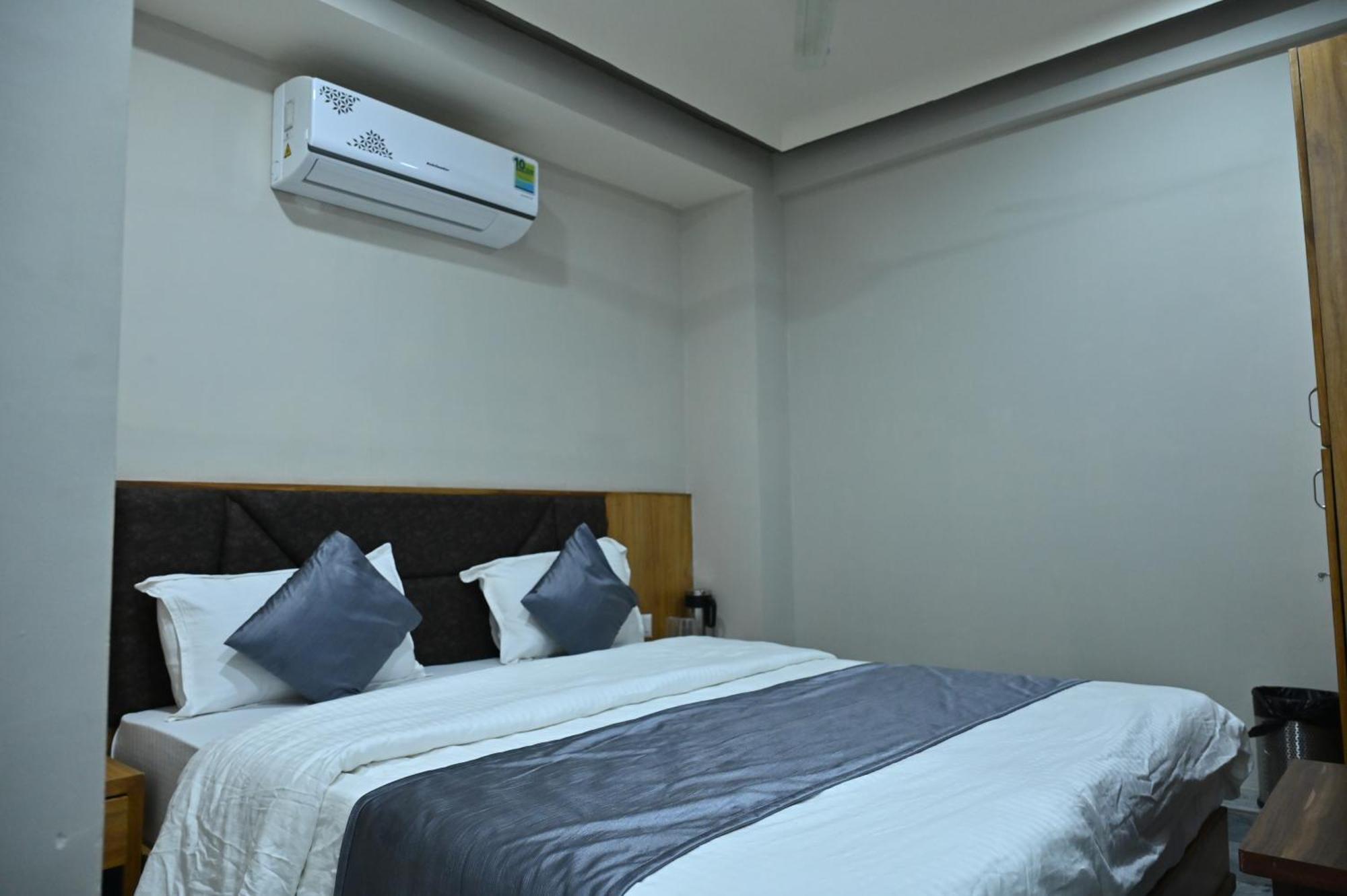 Hotel Sury Villa Ahmedabad Esterno foto