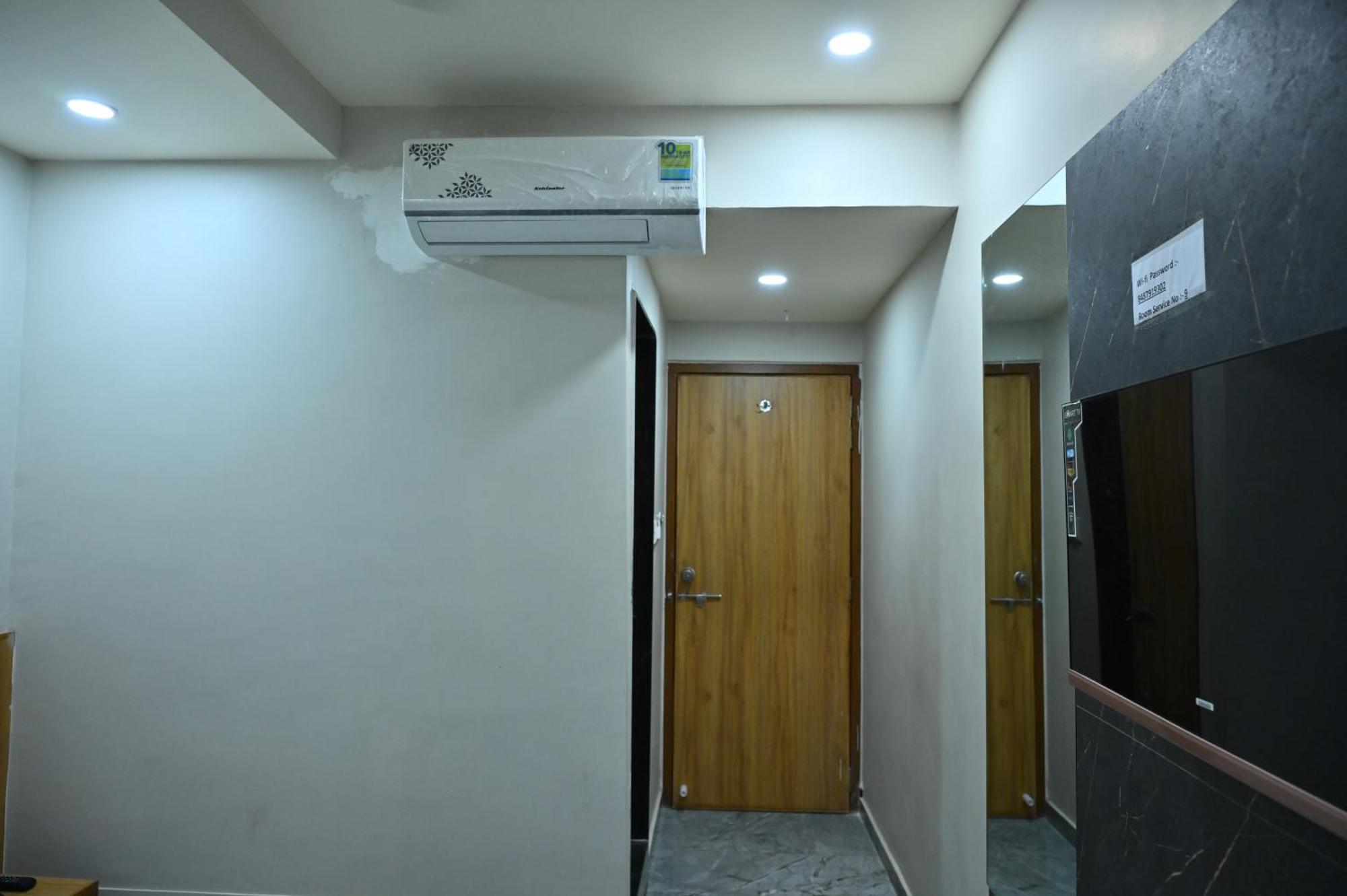 Hotel Sury Villa Ahmedabad Esterno foto
