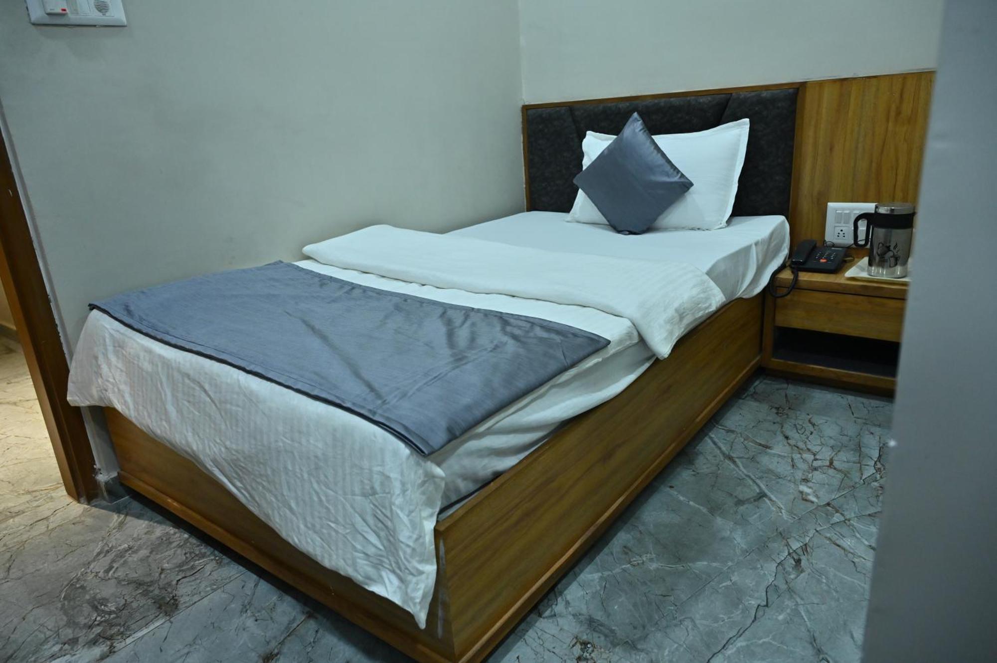 Hotel Sury Villa Ahmedabad Esterno foto