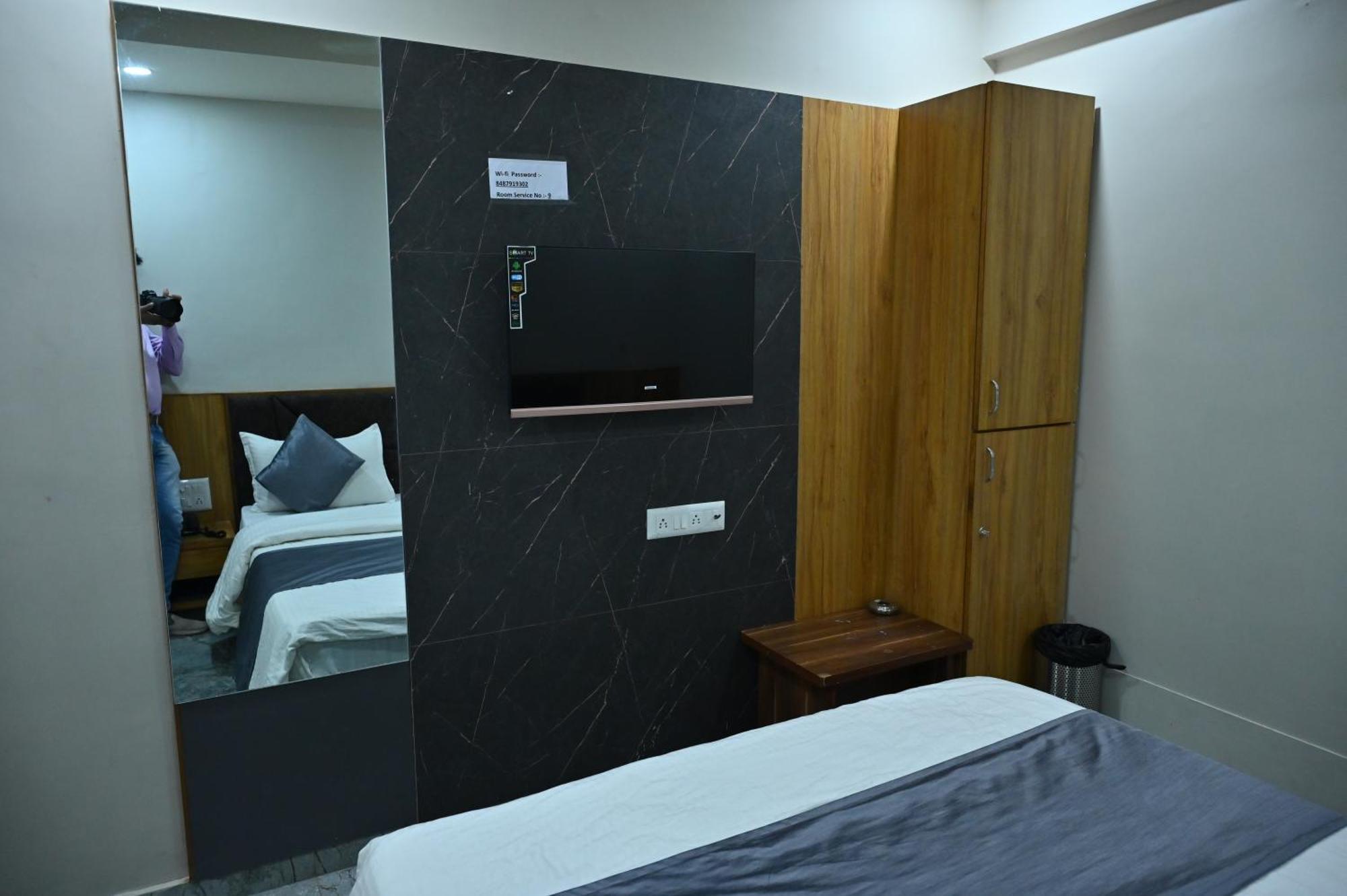 Hotel Sury Villa Ahmedabad Esterno foto