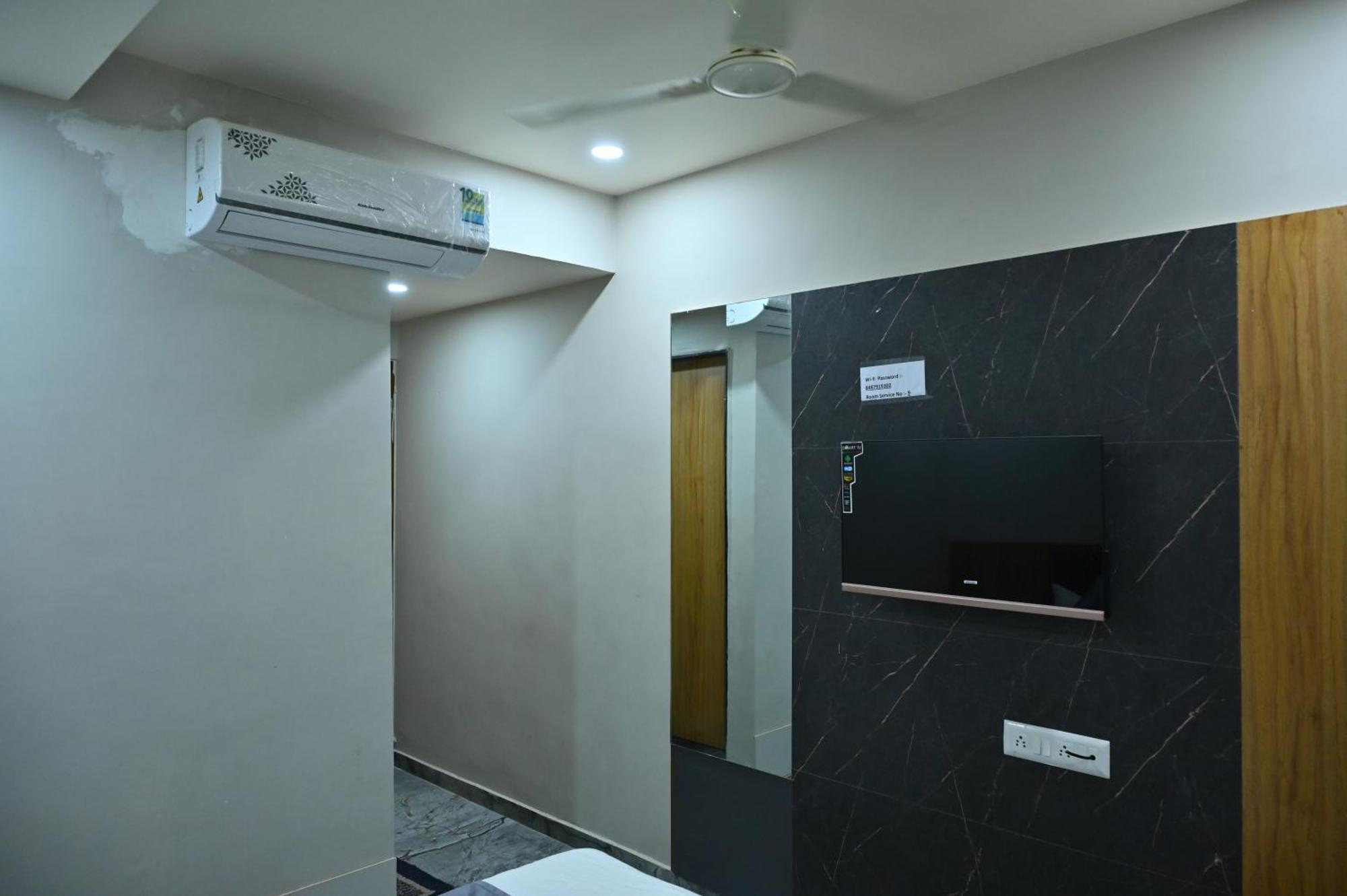 Hotel Sury Villa Ahmedabad Esterno foto