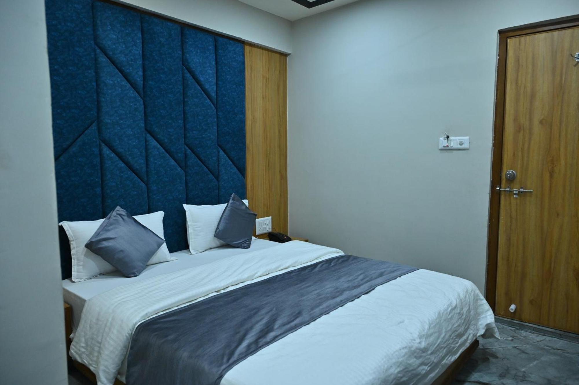 Hotel Sury Villa Ahmedabad Esterno foto