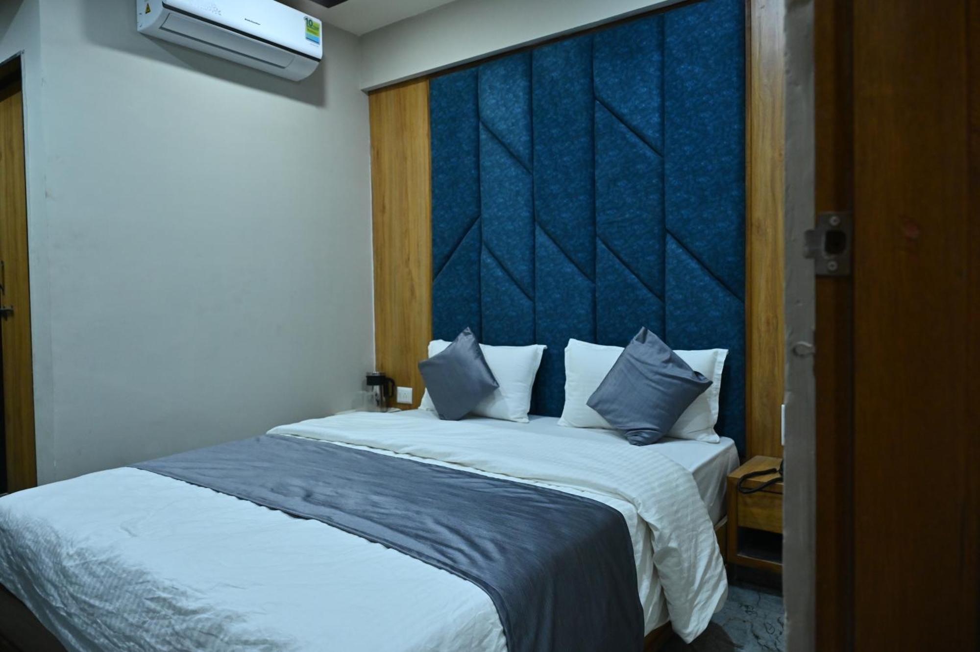 Hotel Sury Villa Ahmedabad Esterno foto