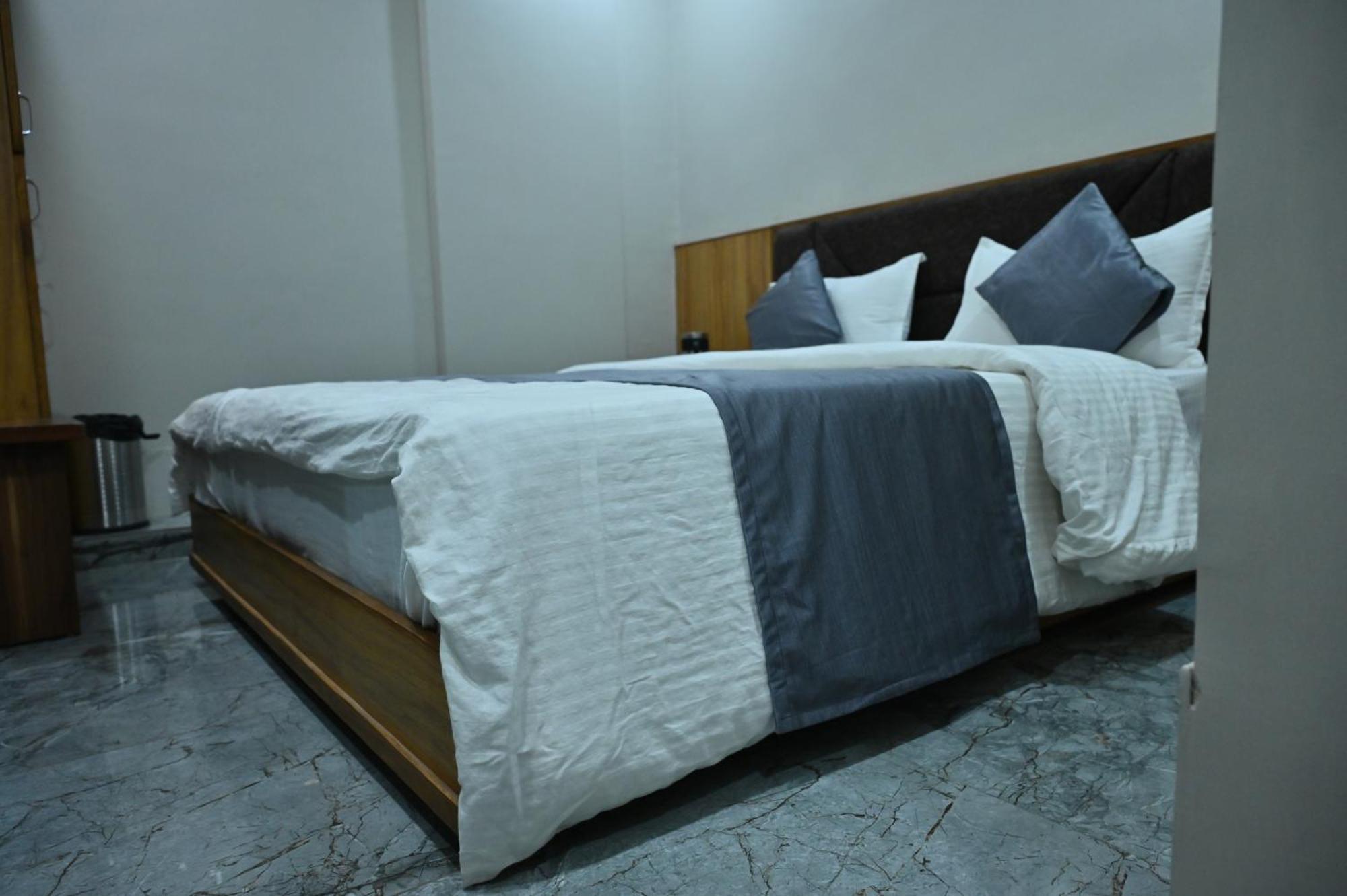 Hotel Sury Villa Ahmedabad Esterno foto