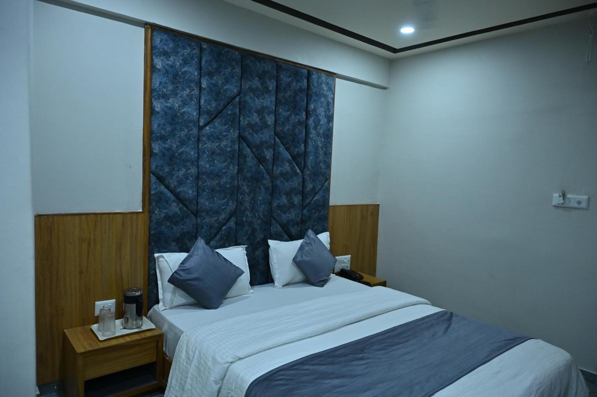 Hotel Sury Villa Ahmedabad Esterno foto