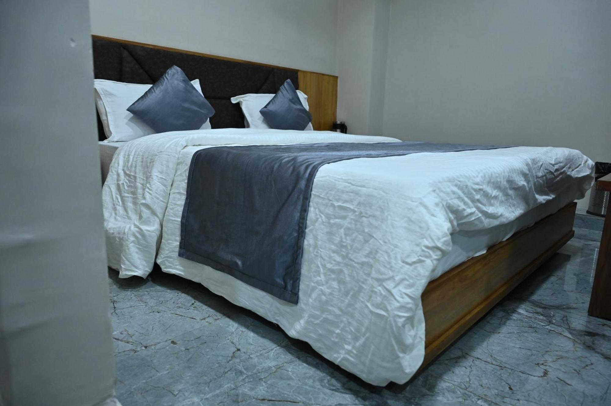 Hotel Sury Villa Ahmedabad Esterno foto