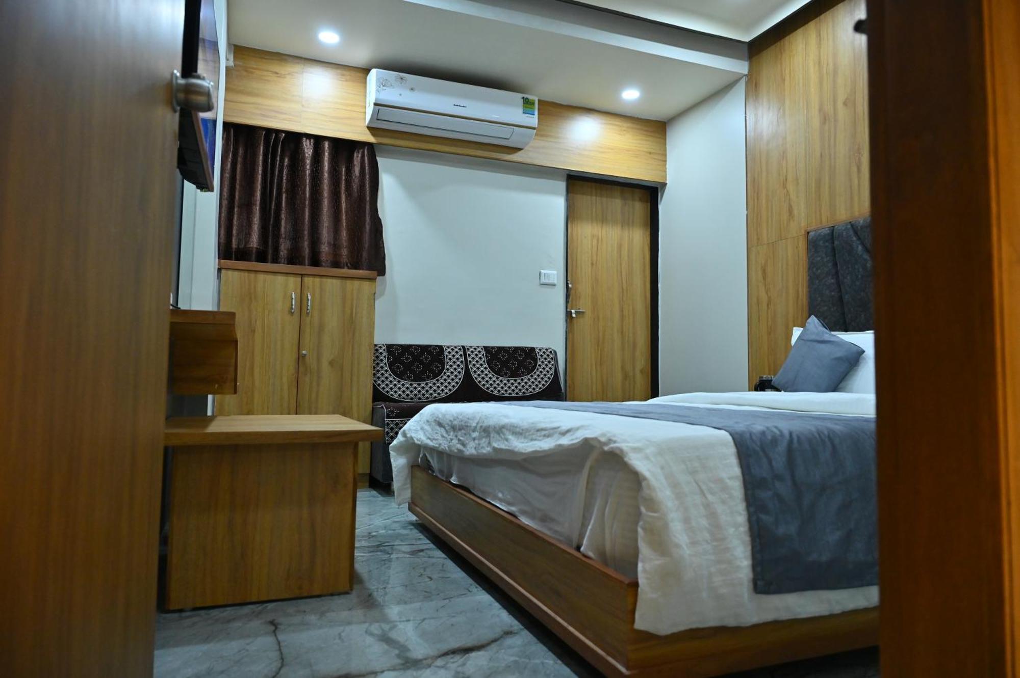 Hotel Sury Villa Ahmedabad Esterno foto