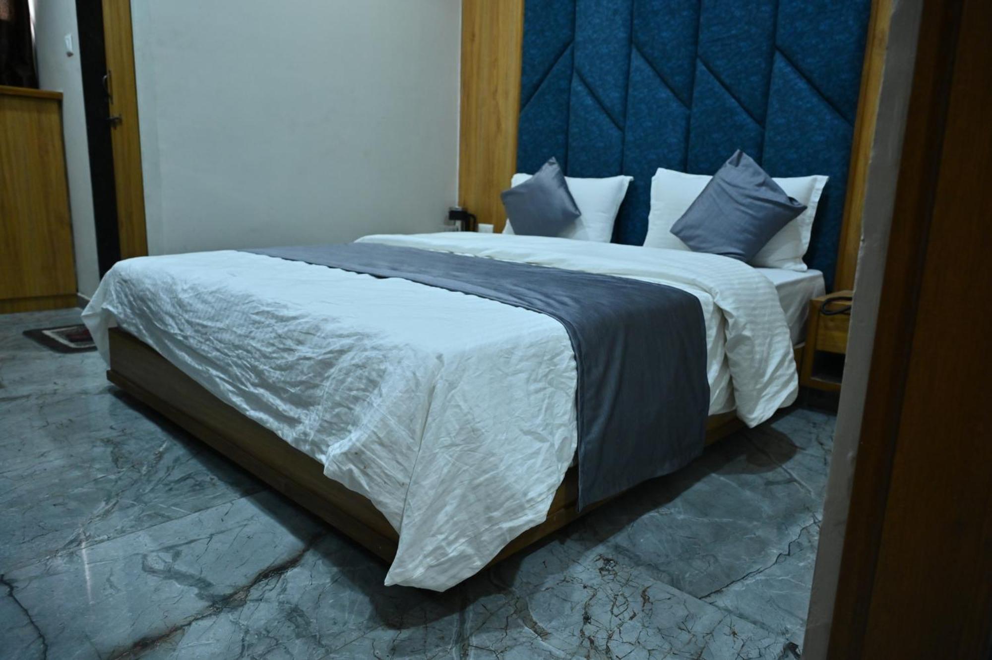 Hotel Sury Villa Ahmedabad Esterno foto