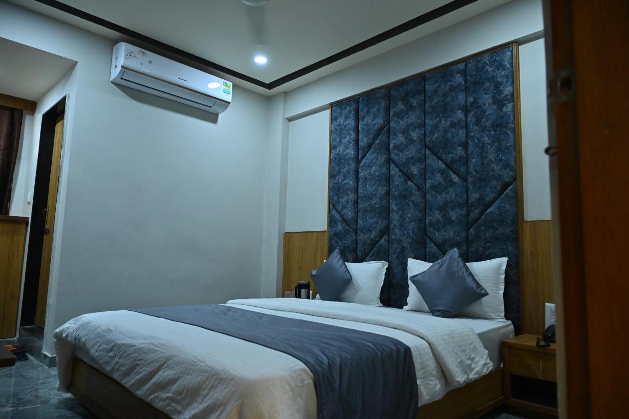 Hotel Sury Villa Ahmedabad Esterno foto